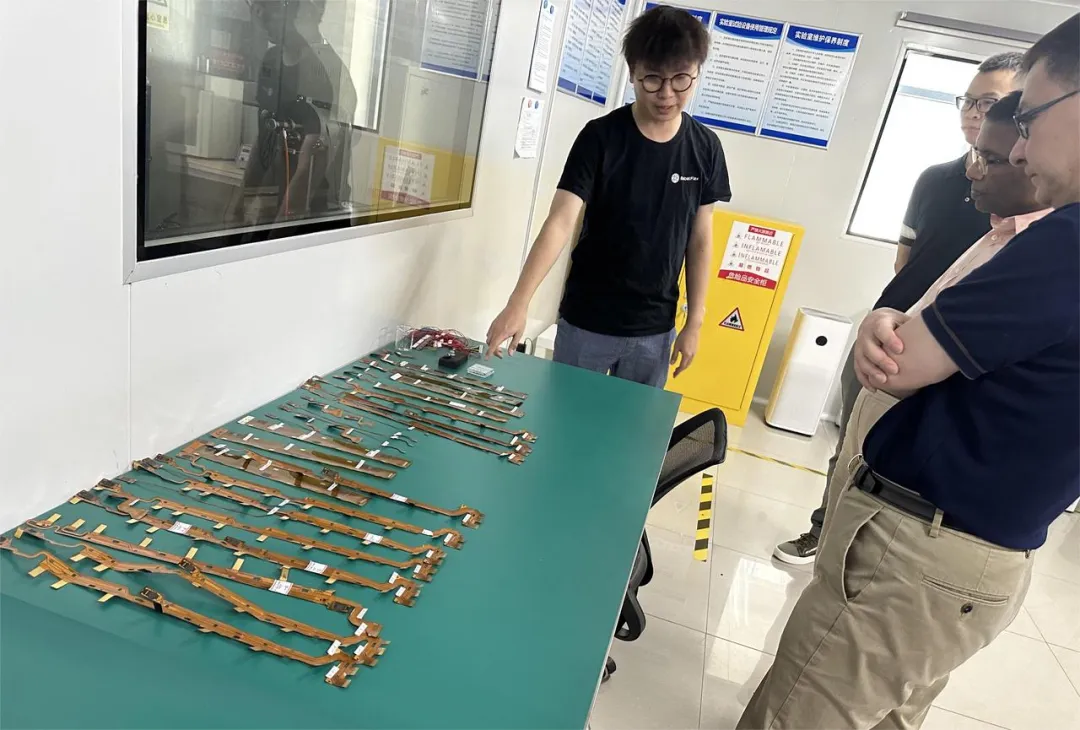 实验室中展示柔性传感器样品
