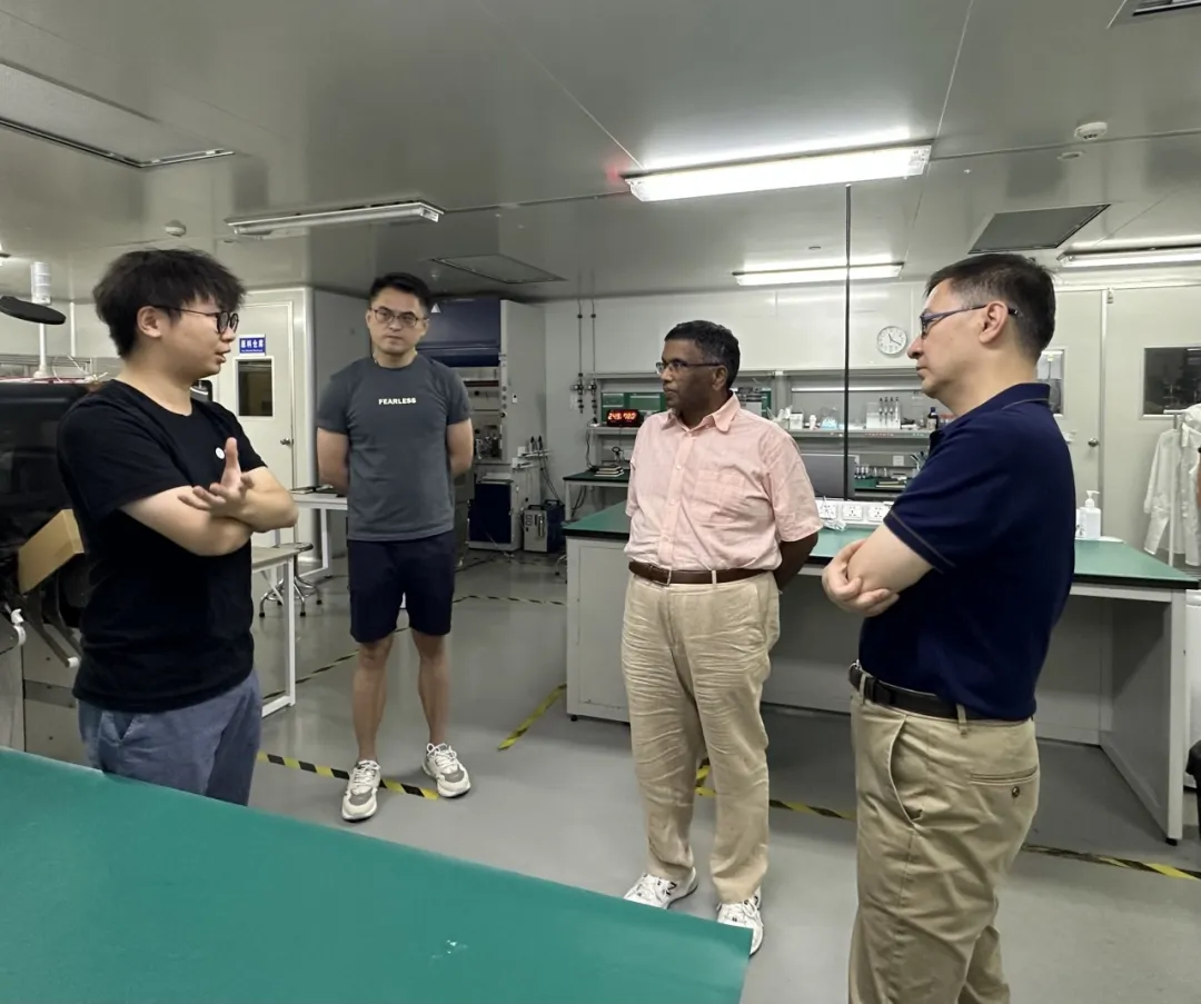 BABELFLEX 团队在实验室交流